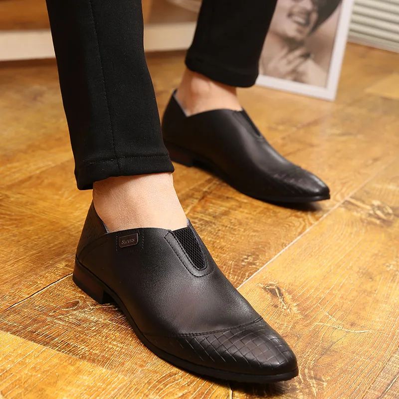 2020 Нов Мъжки кожени обувки Модерен корейски мъжки лоферы Удобна бизнес обувки с остри пръсти, Черни мъжки модел обувки Мека мъжки обувки