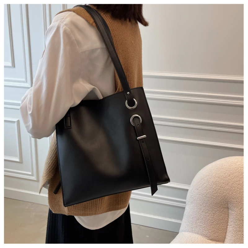 2023 Нова Дамски Ретро Чанта на рамото, Модни Проста Чанта с Голям капацитет, Благородна Окото Червена Текстурная Чанта-Месинджър, Bag-чанта